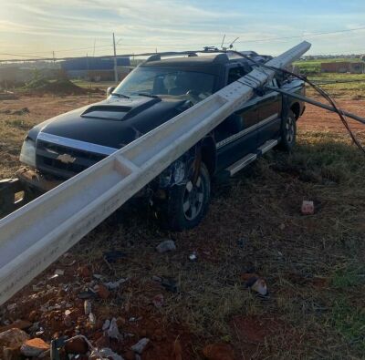 Imagem da notícia Caminhonete bate em poste, em Chapadão do Sul; Bombeiros não encontram vítimas